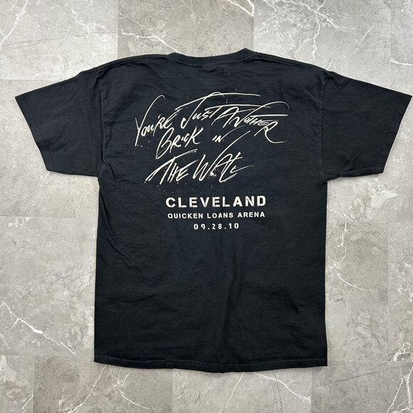 Roger Waters The Wall Live Graphic Tour Tee Mens Large Short Sleeve Pink Floyd - Picture 2 of 16